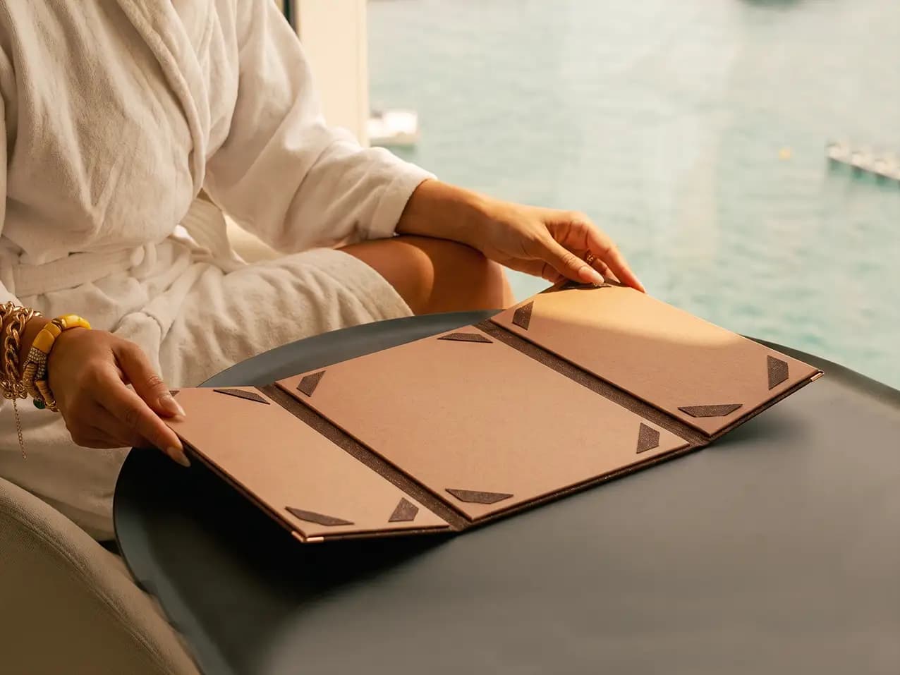 Speisekarte Delicard im Format A4 hoch, Einband in Beige